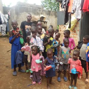 Ajude a alimentar uma criança