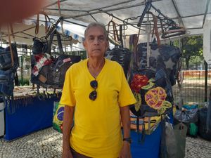 Nossos jeans meus joelhos ossos sobre ossos