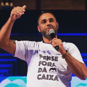 ORIENTAR JOVENS A PARAR DE NAUFRAGAR NA INTERNET E COMEÇAR A  NAVEGAR COM QUALIDADE.