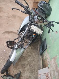 Ajude a arrumar a moto de trabalho 