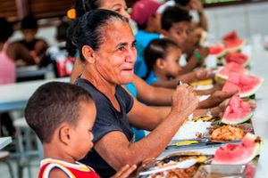 Ajude a alimentar alguém