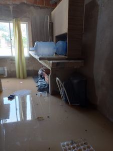 Ajuda-me a reconstruir a casa da minha Tia Rose, que perdeu tudo por causa da chuva.