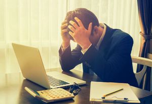 Recém-casado estudante bastante endividado.