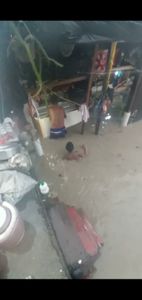 Ajudar uma família que está de baixo D'água