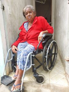 Uma vida de lutas e uma cadeira de rodas - Ajude uma pessoa idosa a não desistir!