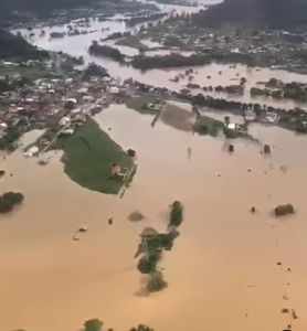 Ajuadar as pessoas que tiveram prejuízo com enchente em Tubarão SC