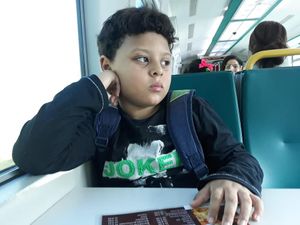 Pai estrangeiro foge de filho autista