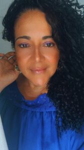 Primeiro livro de poesia bilíngue português/turco escrito por uma brasileira