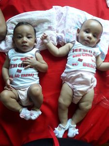 Ajuda para as gêmeas e mais um. 