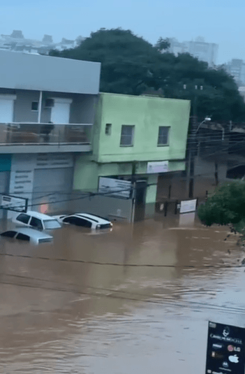 Vaquinha Online - Ajuda à família Campos que foi severamente afetada pela enchente em Porto Alegre.