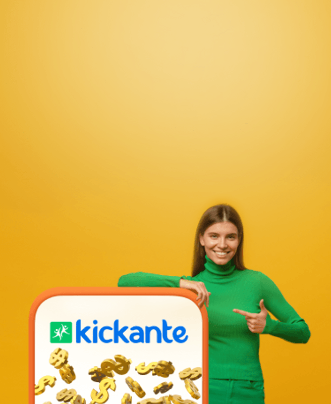 Mulher de verde capta milhões com vaquinha online apontando para a um smartphone com a logo da Kickante na tela.