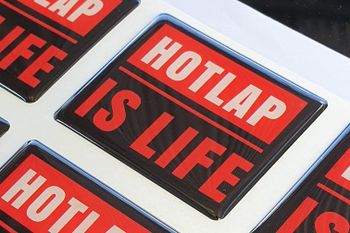 Emblema resinado " Hotlap is life"