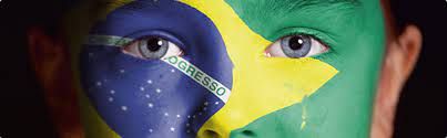 Menino com a bandeira do Brasil pintada no rosto